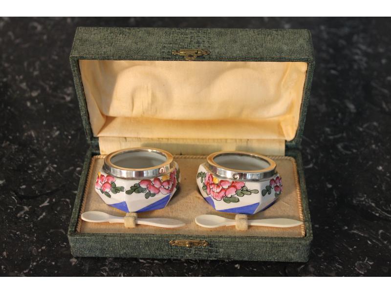PAIRE DE SALERONS en porcelaine à pans émaillés...