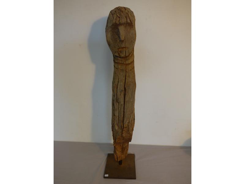 STATUETTE-STELE en bois représentant un personnage,...