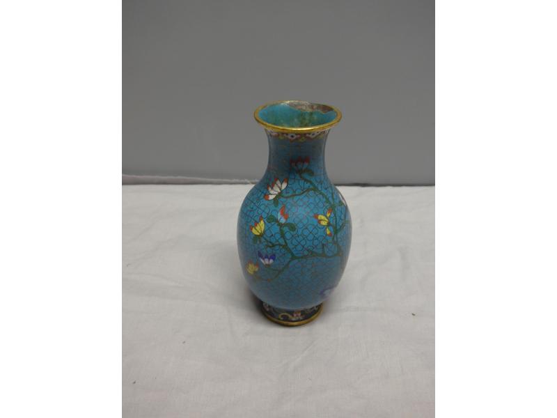 VASE balustre en émaux cloisonnés.