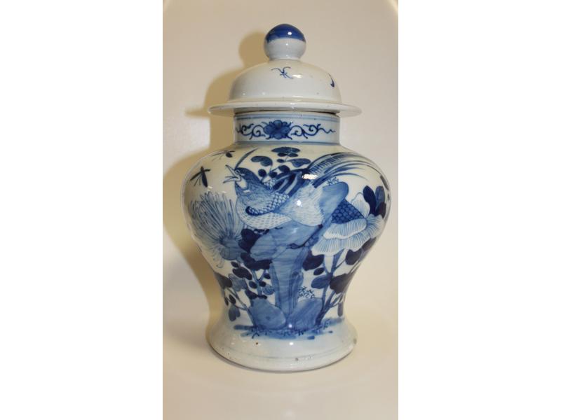 POTICHE de forme balustre en porcelaine à...