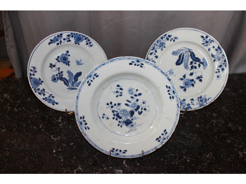TROIS ASSIETTES dont une paire de plate,...