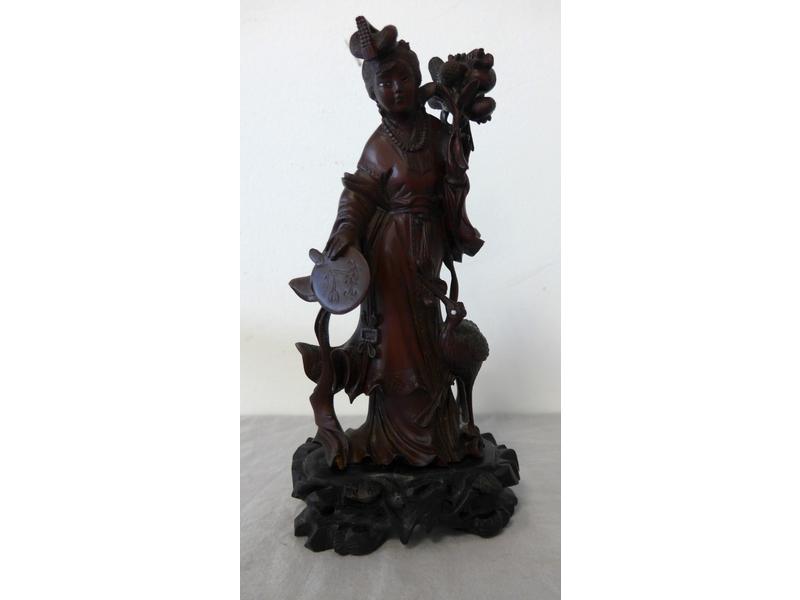 GWAN'YN en bois exotique sculpté sur soc...