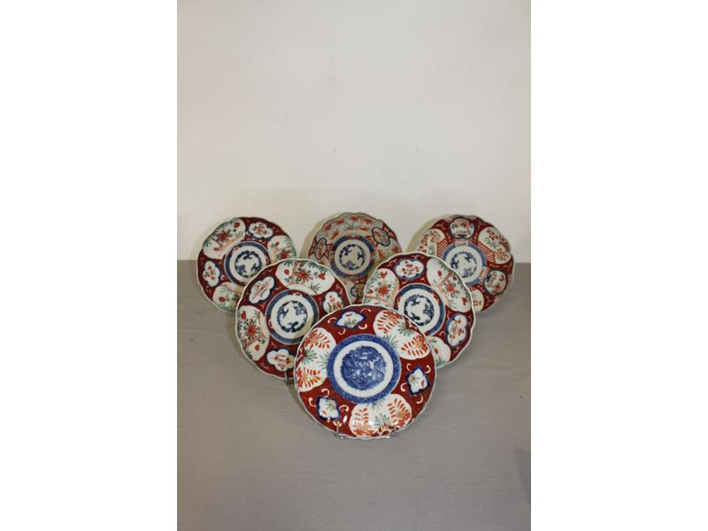 SIX ASSIETTES chatournées en porcelaine émaillée...