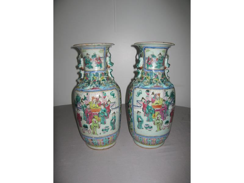 PAIRE DE VASES de forme balustre en porcelaine...