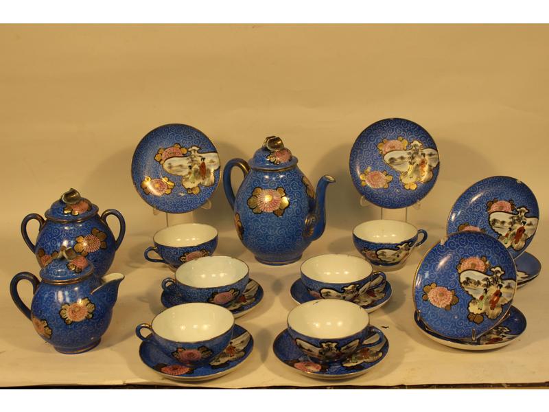 SERVICE A THE en porcelaine à décor en réserve...