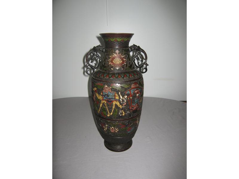 VASE balustre en bonze patiné à décor d'émaux...