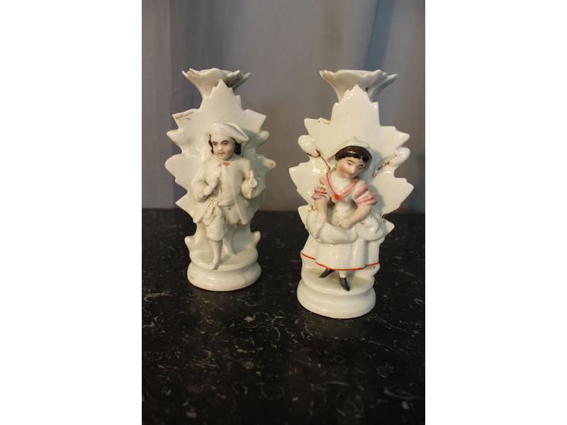 PAIRE DE FLAMBEAUX en porcelaine blanche...