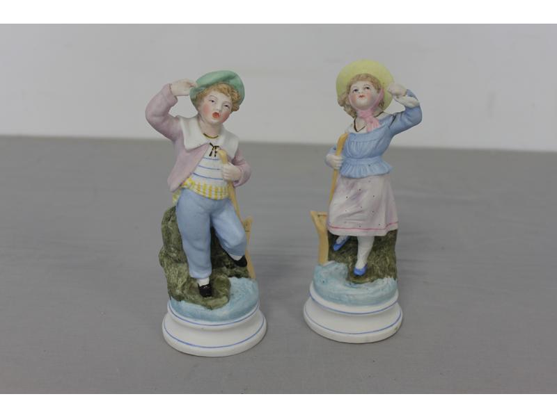 PAIRE DE FIGURINES en biscuit émaillé polychrome,...