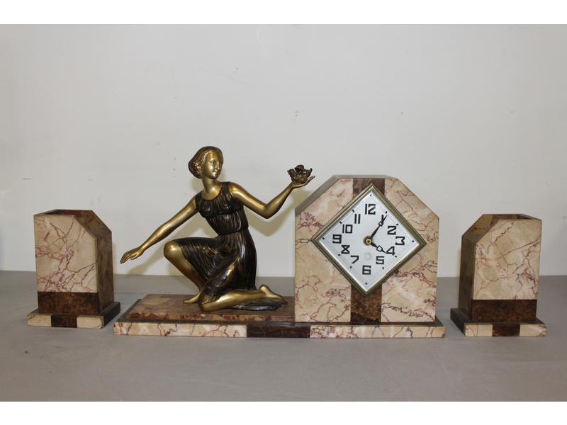 GARNITURE DE CHEMINEE en placage de marbre,...