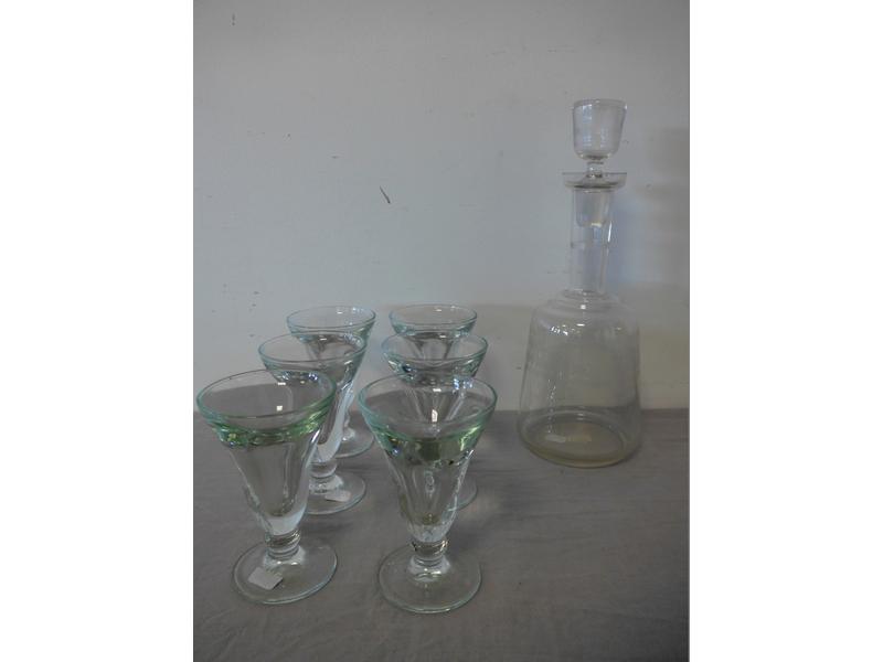 CARAFE en cristal gravé de rinceaux, avec...