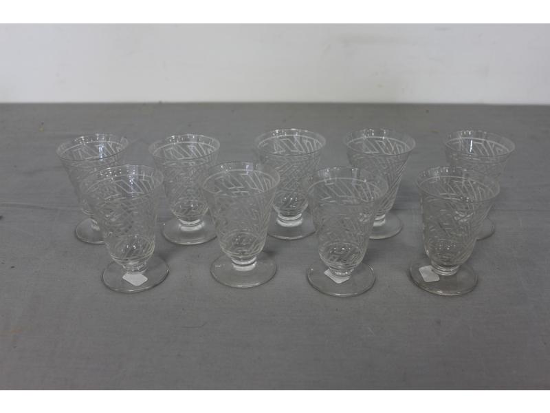 SUITE DE NEUF VERRES à porto à pied en cristal...