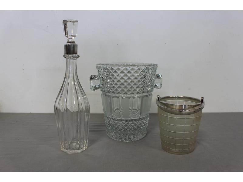 GRAND VASE en verre taillé en pointes de...