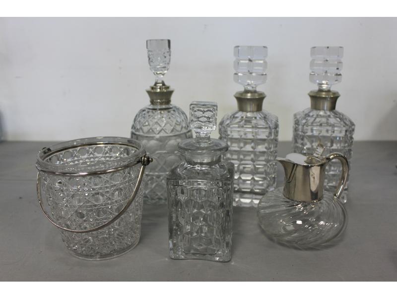 PAIRE DE CARAFONS en cristal taillé à facettes,...