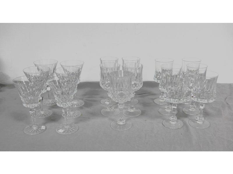 SIX GRANDS VERRES sur pieds en cristal taillé...