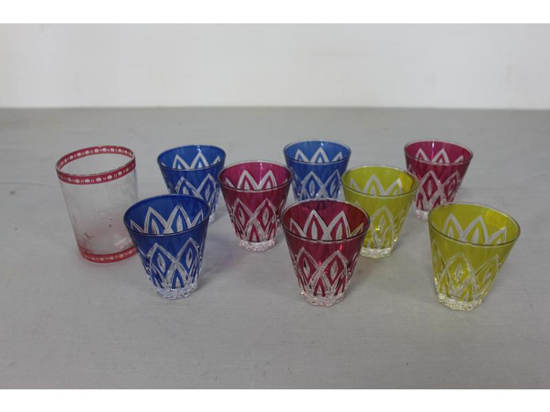 HUIT PETITS VERRES en verre taillé coloré...
