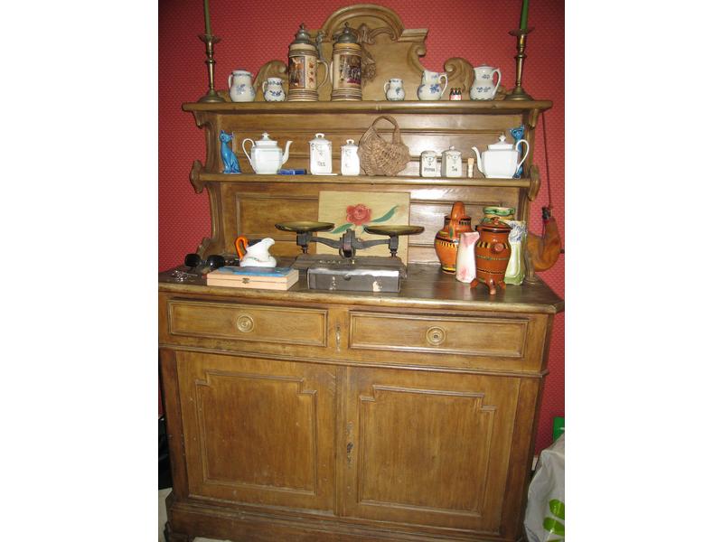 BUFFET DRESSOIR en noyer, comprenant des...
