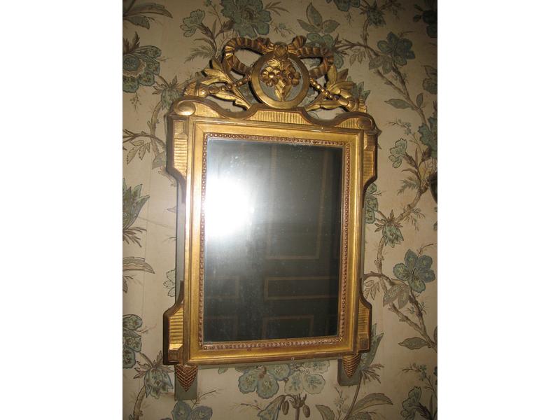 MIROIR rectangulaire à fronton en bois doré...