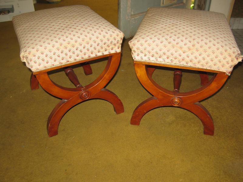 PAIRE DE TABOURETS curule en acajou blond,...