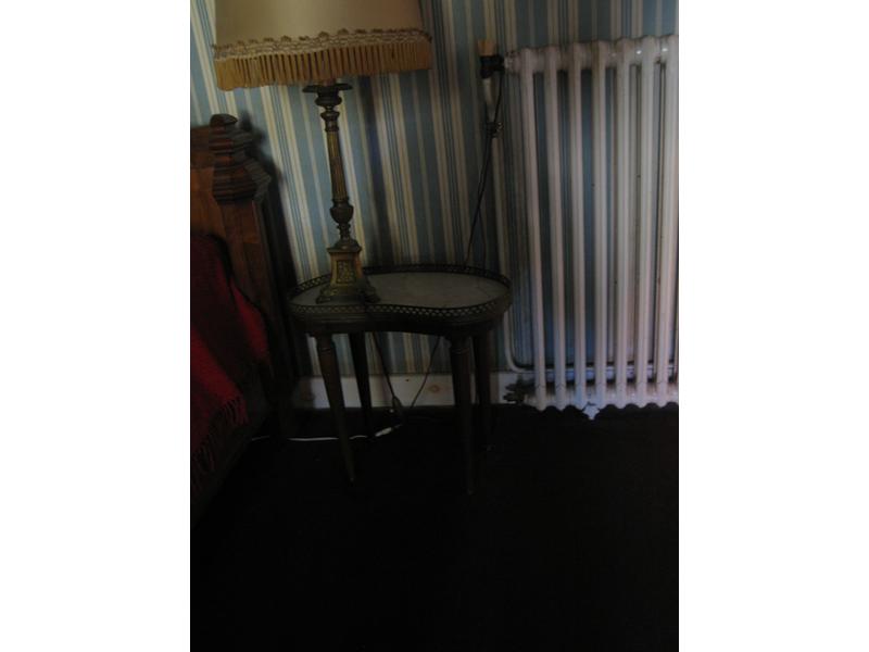 PETITE TABLE basse rognon en placage dessus...