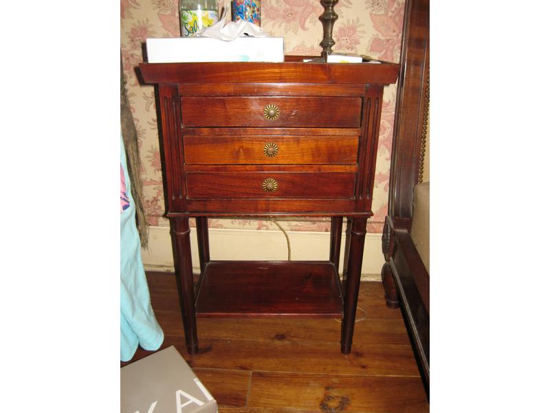 TABLE DE CHEVET en placage d’acajou ouvrant...