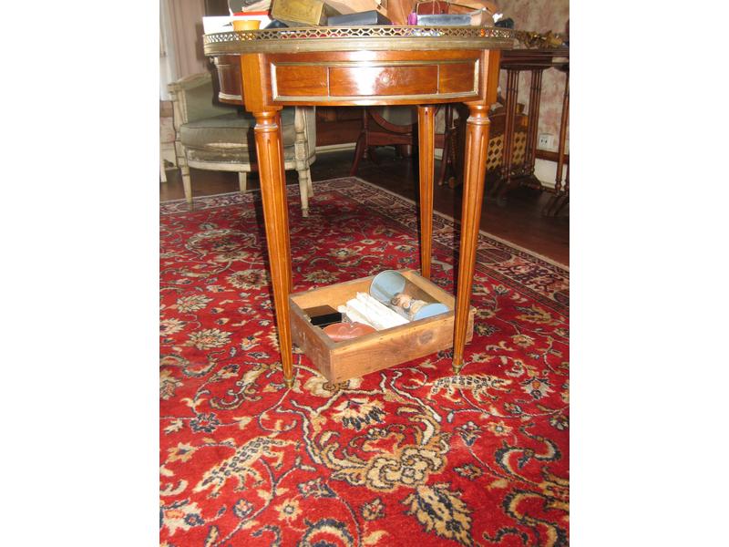 TABLE BOUILLOTTE en placage d’acajou ouvrant...