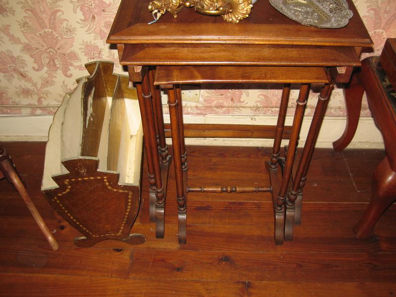 TROIS TABLE GIGOGNE en bois naturel.