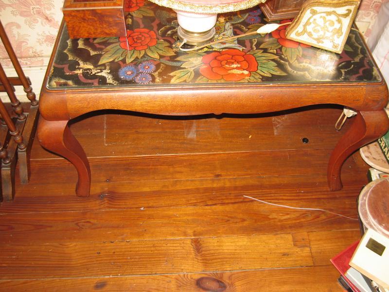 TABLE BASSE en bois à pieds cambrés, plateau...