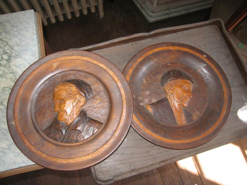 DEUX ASSIETTES en bois sculpté d’un « Amatxi...