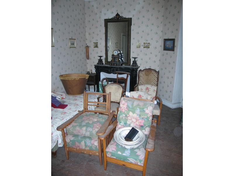 PAIRE DE FAUTEUILS DE REPOS à dossier inclinable...