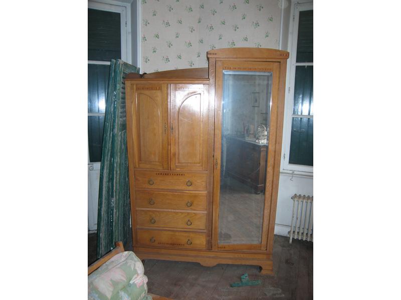 ARMOIRE DE CHAMBRE et son CHEVET en chêne...