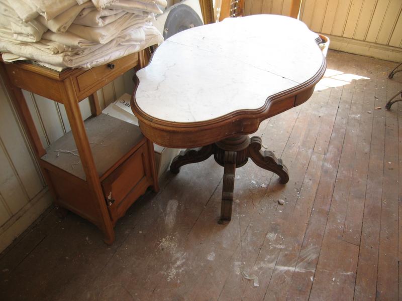 TABLE GUERIDON violoné en noyer, dessus de...