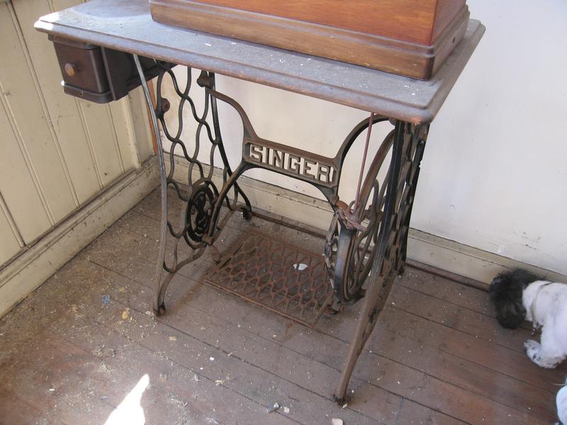 MEUBLE DE MACHINE A COUDRE SINGER.