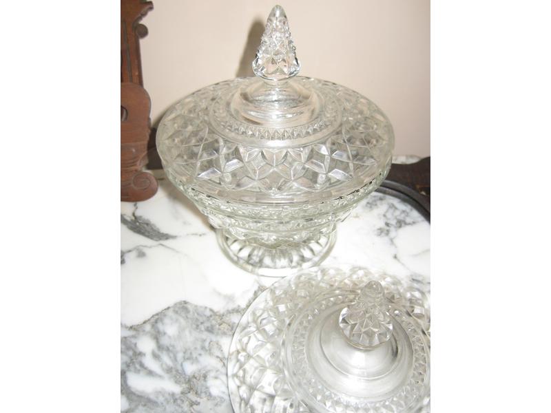 PAIRE DE BONBONNIERES couvertes en cristal...