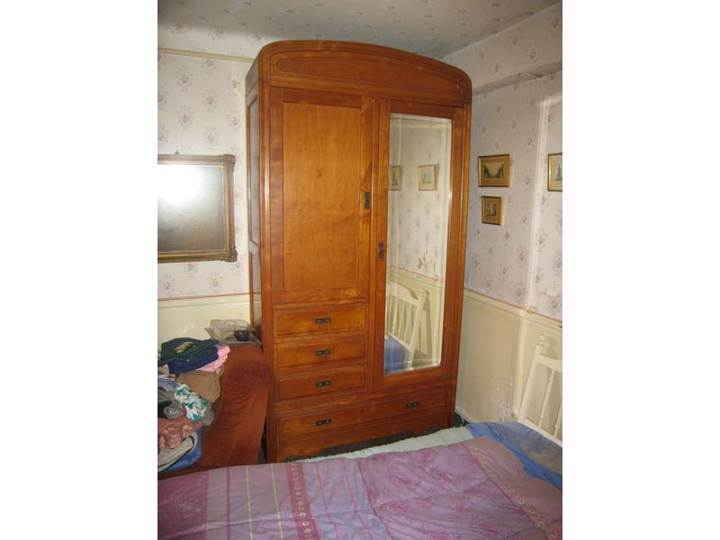 ARMOIRE et CHEVET en chêne blond, corniche...