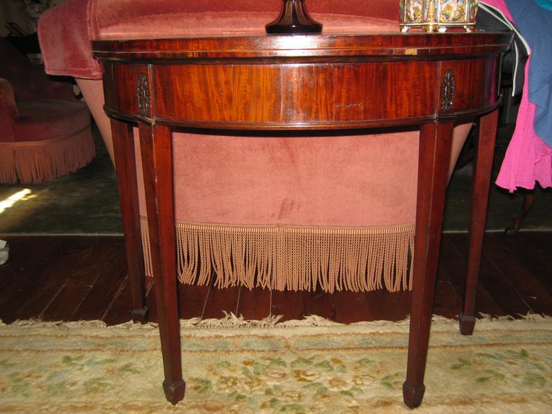TABLE A JEUX demi-lune en noyer et placage,...