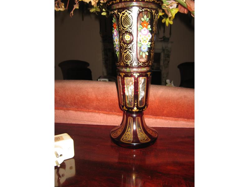 VASE CORNET à pans coupés en cristal rouge...