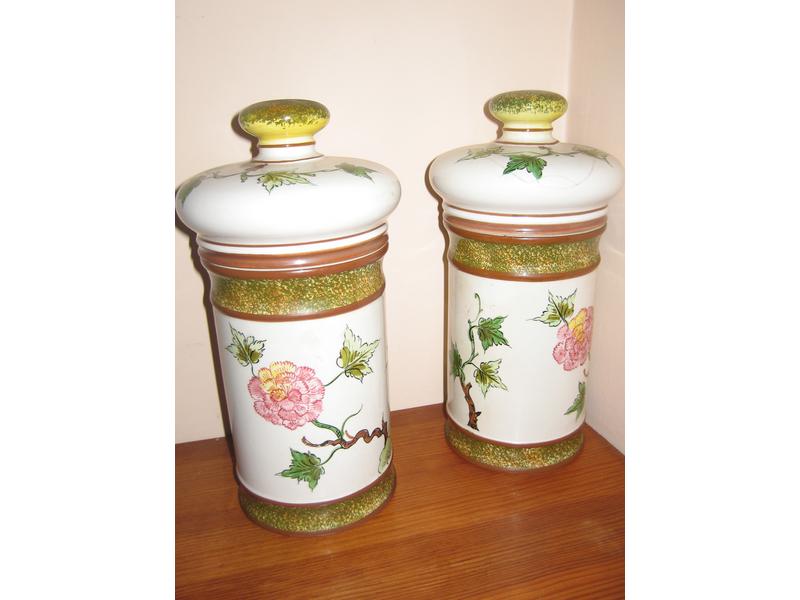 PAIRE DE POTS couverts en porcelaine à décor...
