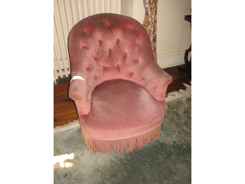 PARTIE DE SALON rose en velours capitonné...