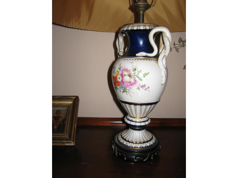 PAIRE DE VASES en porcelaine de forme balustre...