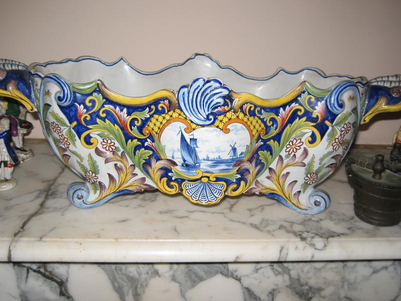 GIEN : IMPORTANTE JARDINIERE en faïence polychrome,...