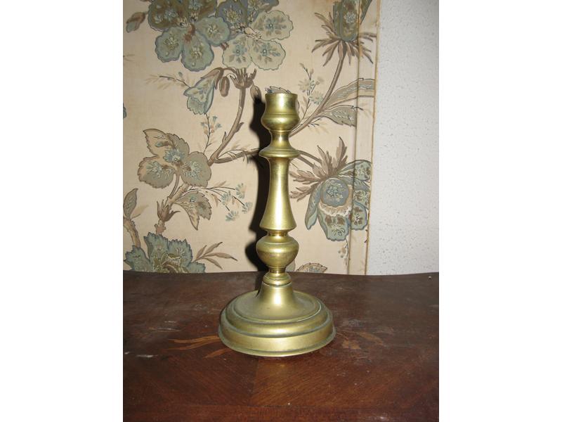 LOT: BOUGEOIRS en laiton, fût balustre, petits...
