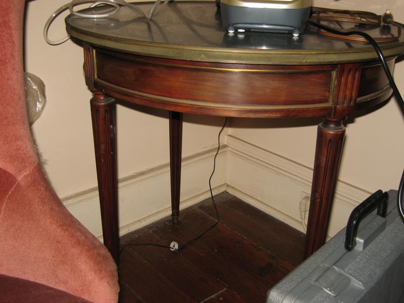 TABLE BOUILLOTTE en acajou et placage, plateau...