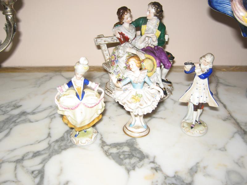 ALLEMAGNE : Groupe en porcelaine polychrome...