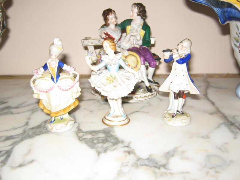 TROIS PETITS PERSONNAGES en porcelaine de...