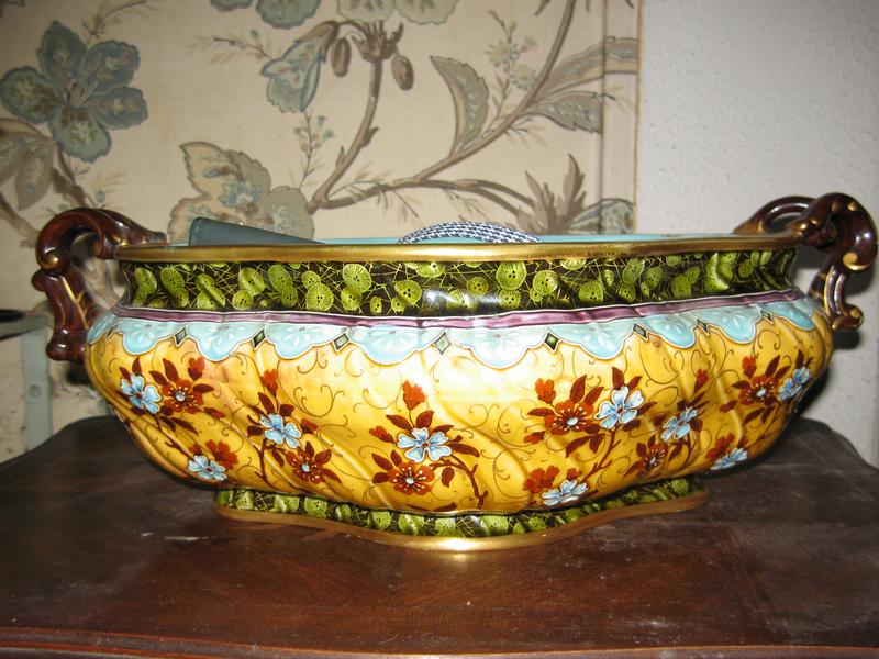 SARREGUEMINE : JARDINIERE ovale en barbotine...