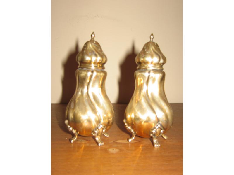 SALIERE et POIVRIERE de forme balustre en...