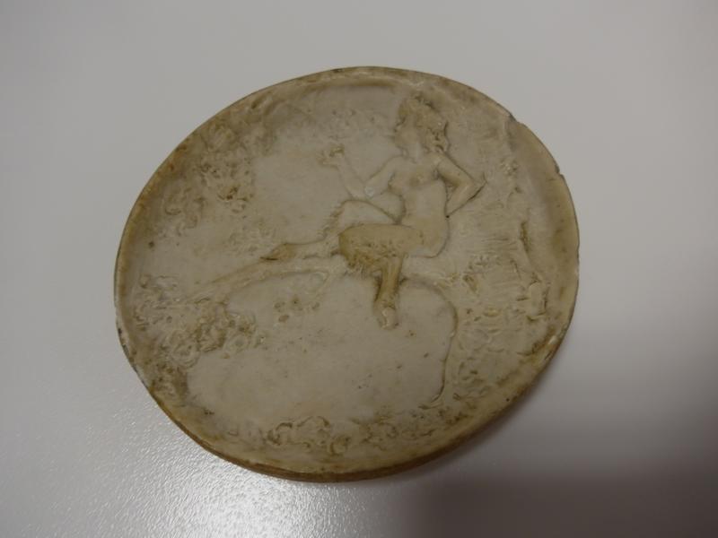 VIDE-POCHE en pierre calcaire moulée représentant...