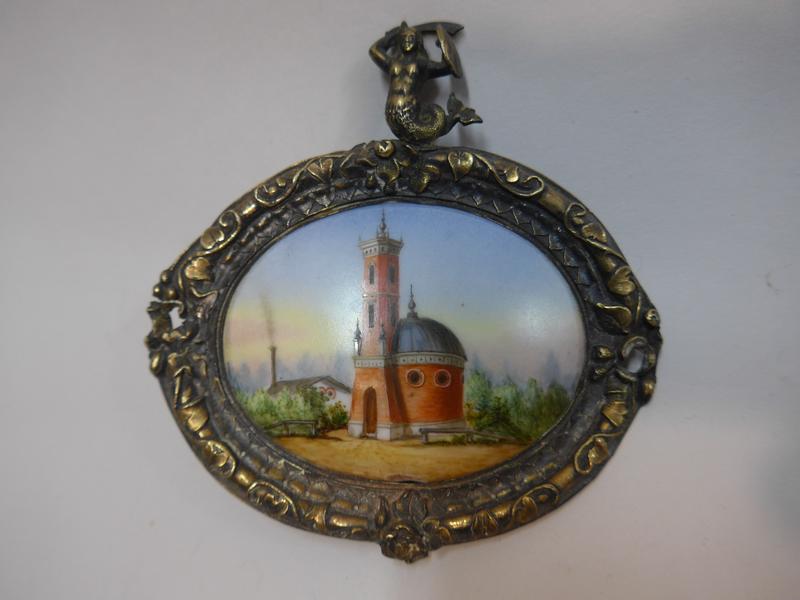 PLAQUE ovale en porcelaine émaillée à décor...