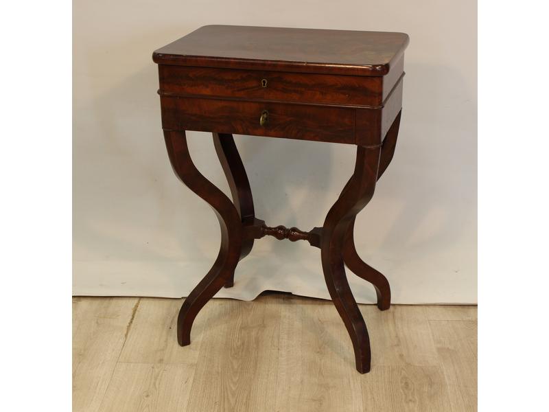 TABLE TRAVAILLEUSE en acajou et placage d'acajou,...
