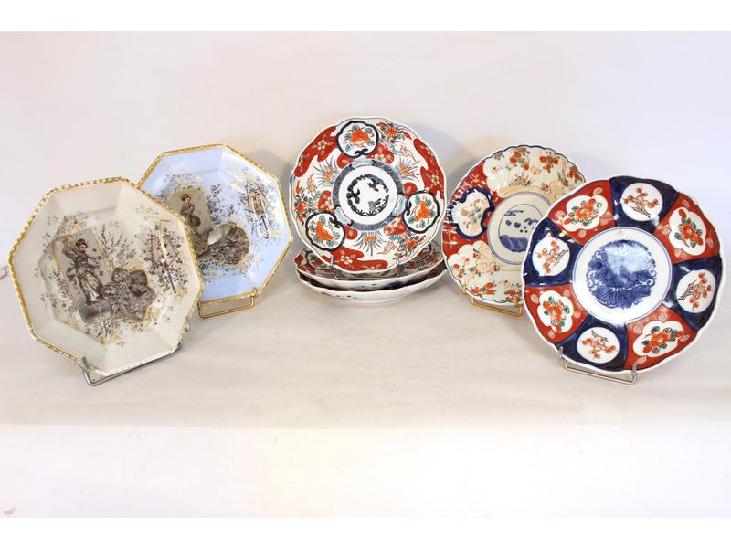 CINQ ASSIETTES à décor Imari.
